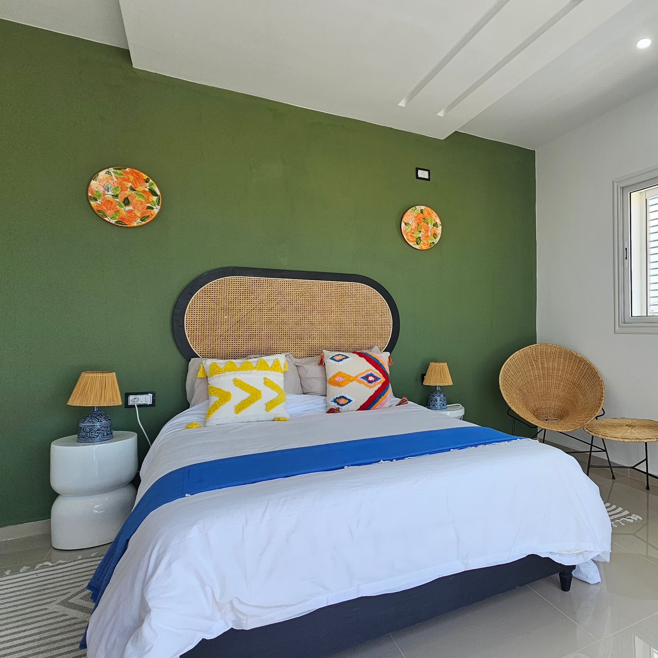 Villa à Djerba avec piscine, jardin, vues imprenables, et activités en plein air, incluant équitation, quad, dromadaire et calèche. Idéale pour des vacances en famille ou entre amis, offrant confort et luxe dans un cadre méditerranéen authentique.