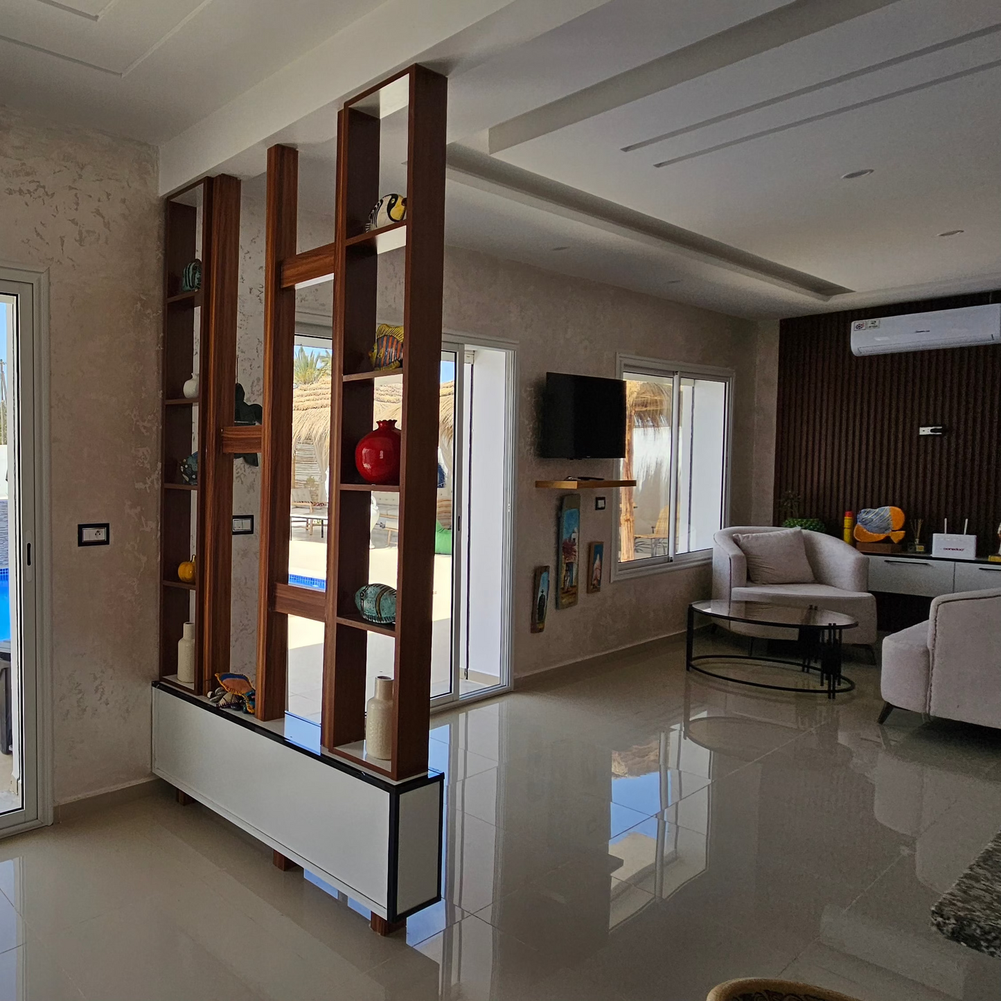 Villa à Djerba avec piscine, jardin, vues imprenables, et activités en plein air, incluant équitation, quad, dromadaire et calèche. Idéale pour des vacances en famille ou entre amis, offrant confort et luxe dans un cadre méditerranéen authentique.