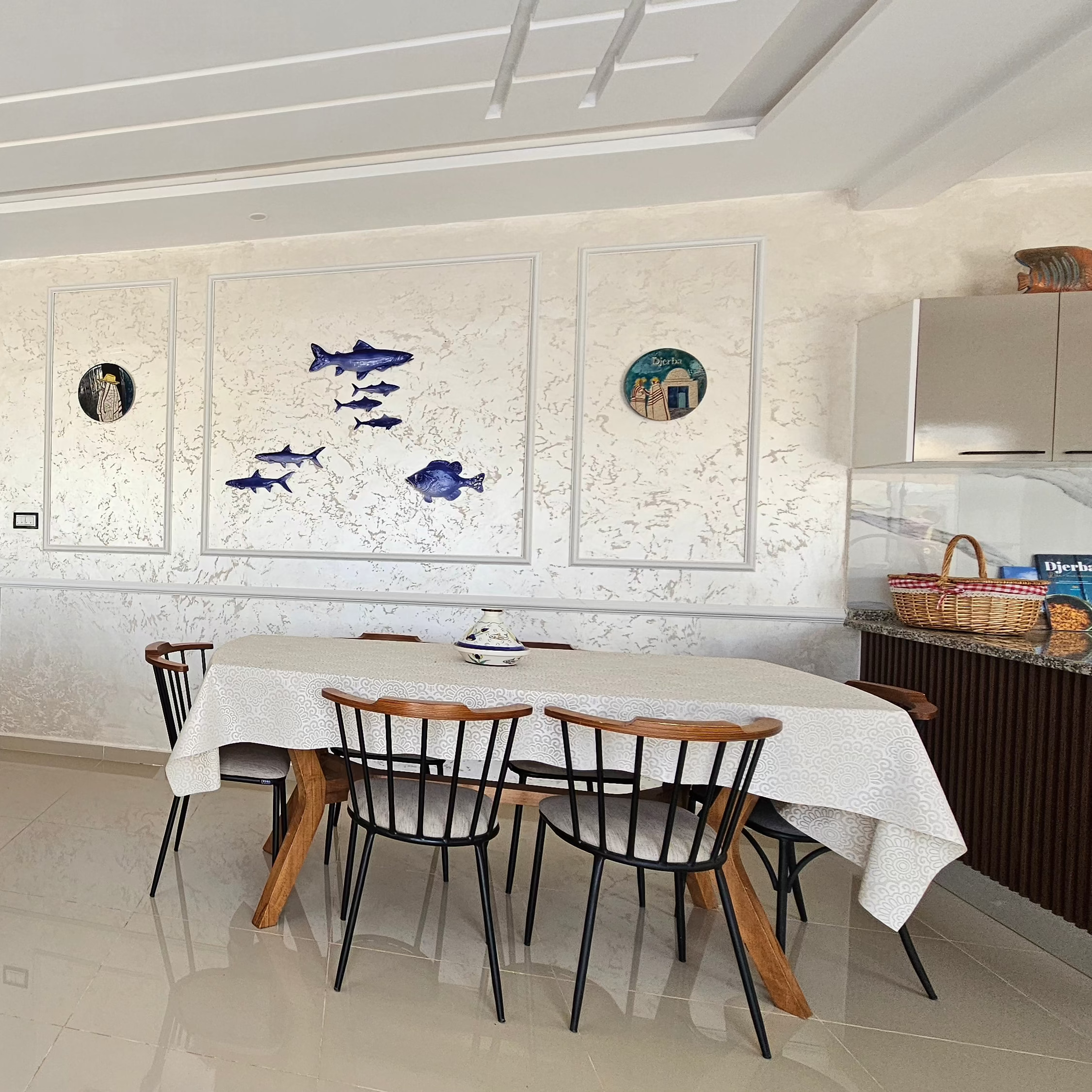 Villa à Djerba avec piscine, jardin, vues imprenables, et activités en plein air, incluant équitation, quad, dromadaire et calèche. Idéale pour des vacances en famille ou entre amis, offrant confort et luxe dans un cadre méditerranéen authentique.