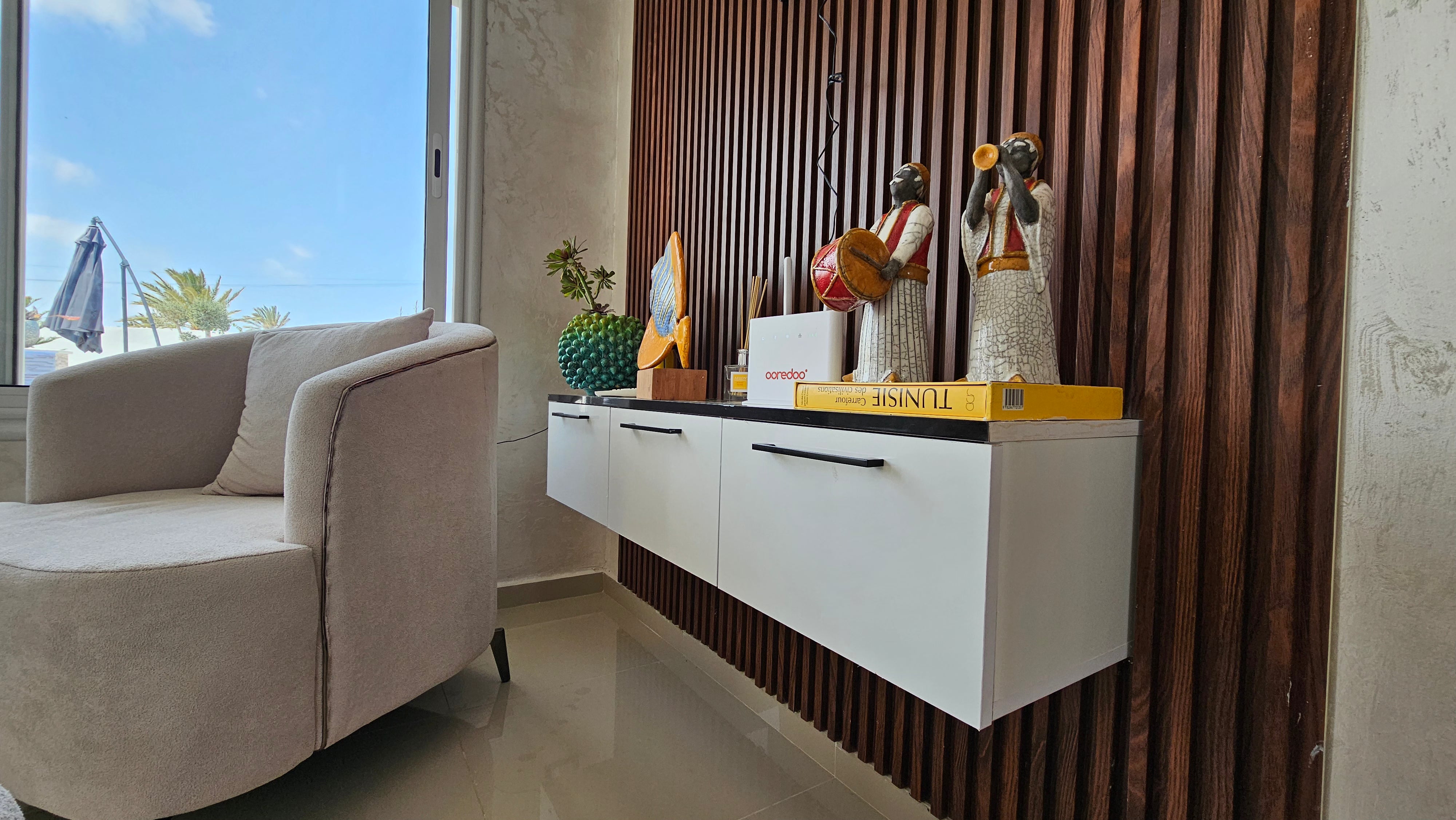 Villa à Djerba avec piscine, jardin, vues imprenables, et activités en plein air, incluant équitation, quad, dromadaire et calèche. Idéale pour des vacances en famille ou entre amis, offrant confort et luxe dans un cadre méditerranéen authentique.