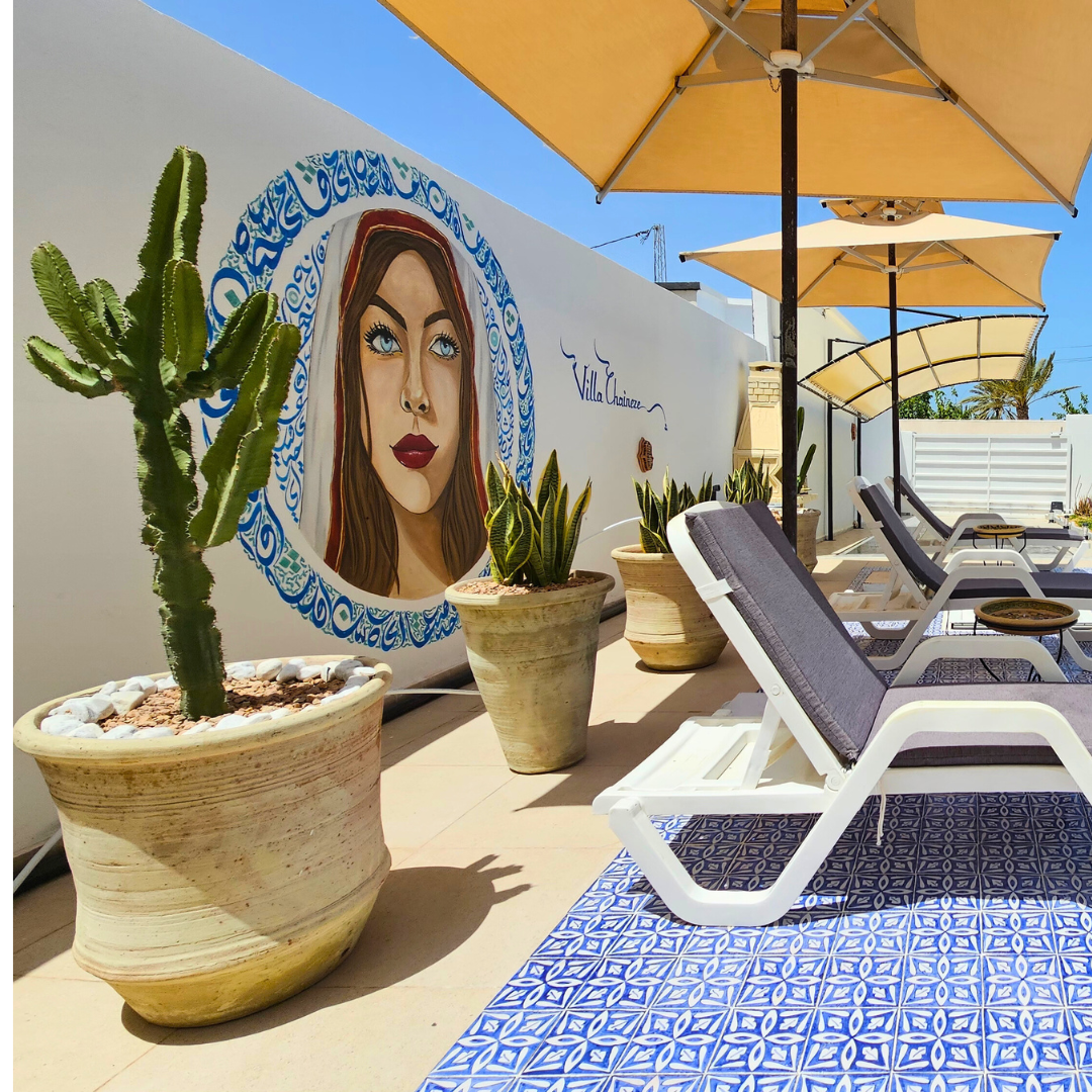 Villa à Djerba avec piscine, jardin, vues imprenables, et activités en plein air, incluant équitation, quad, dromadaire et calèche. Idéale pour des vacances en famille ou entre amis, offrant confort et luxe dans un cadre méditerranéen authentique.