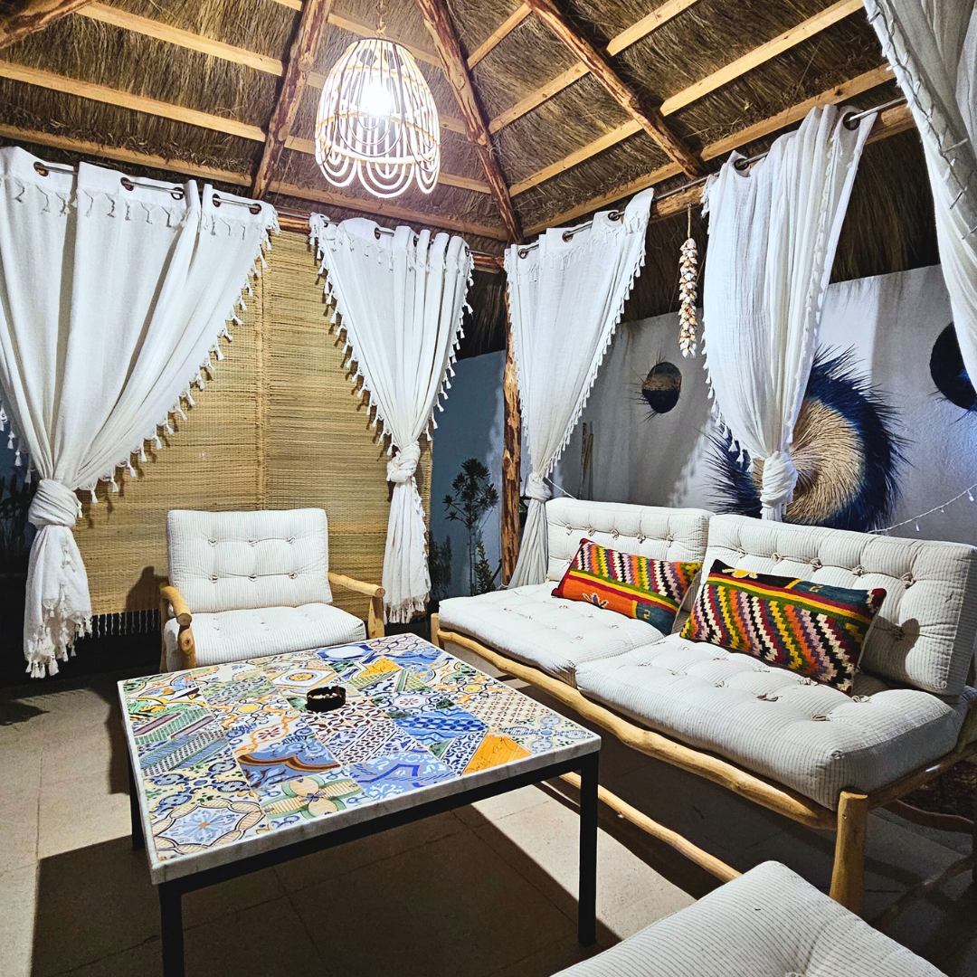Villa à Djerba avec piscine, jardin, vues imprenables, et activités en plein air, incluant équitation, quad, dromadaire et calèche. Idéale pour des vacances en famille ou entre amis, offrant confort et luxe dans un cadre méditerranéen authentique.