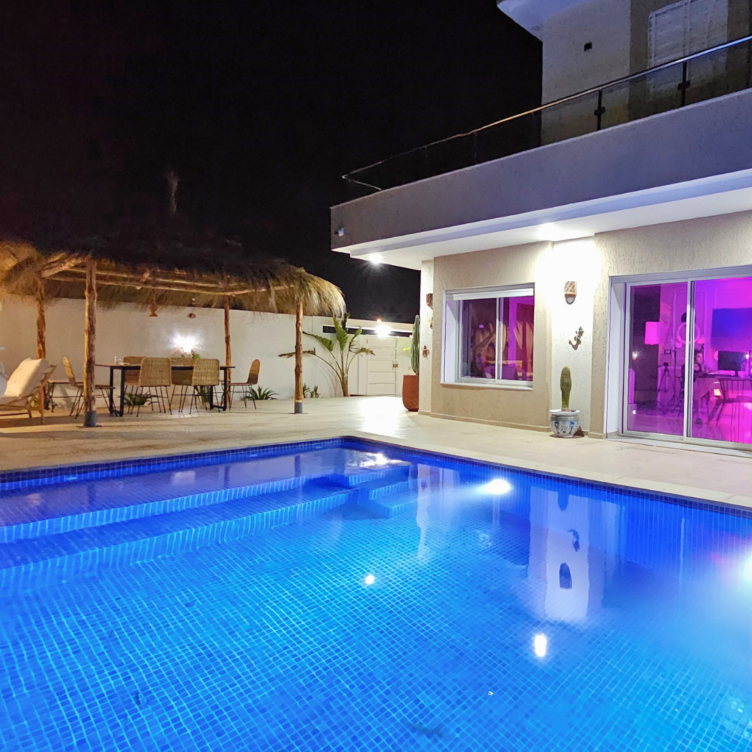 Villa à Djerba avec piscine, jardin, vues imprenables, et activités en plein air, incluant équitation, quad, dromadaire et calèche. Idéale pour des vacances en famille ou entre amis, offrant confort et luxe dans un cadre méditerranéen authentique.