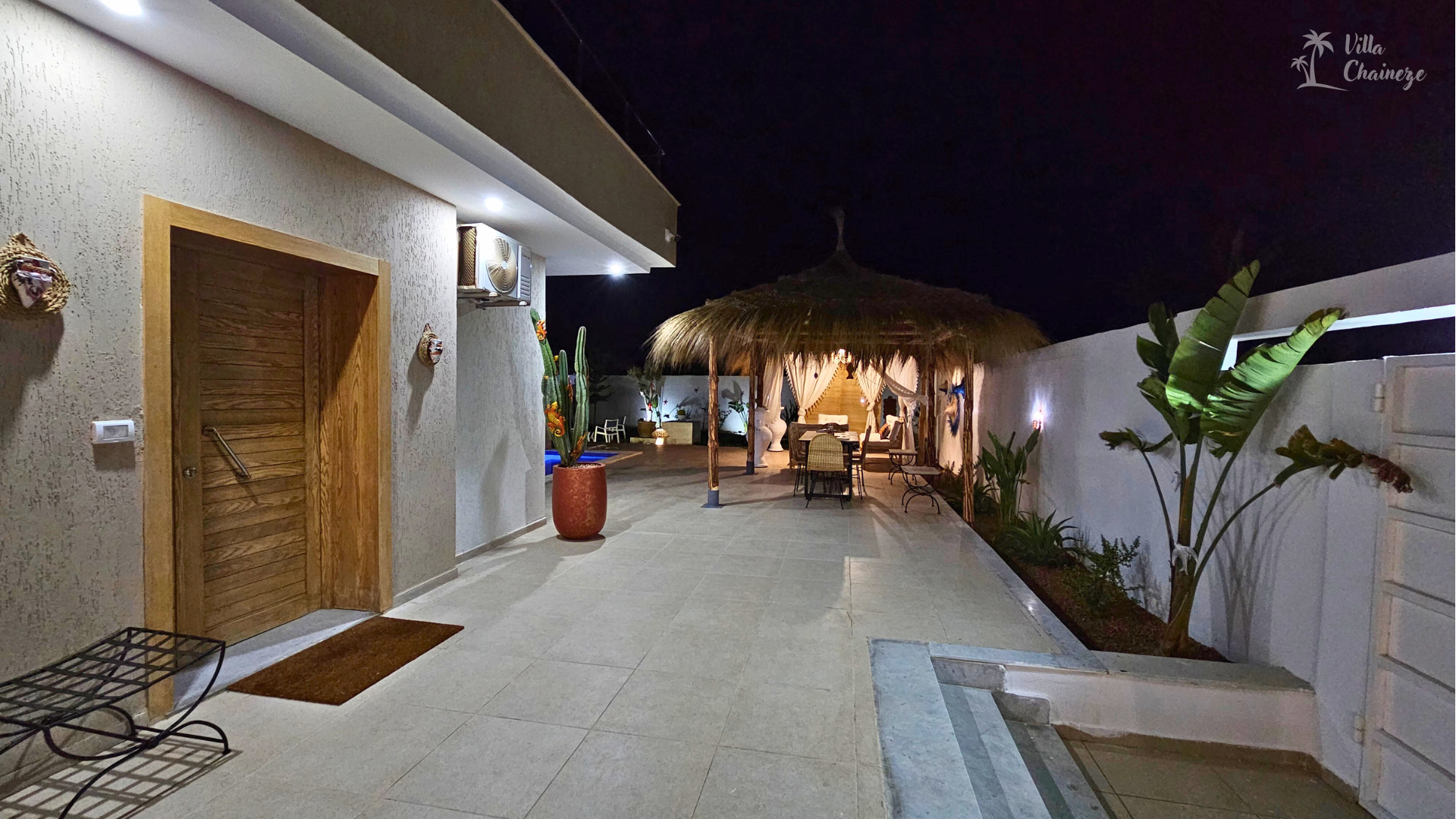 Villa à Djerba avec piscine, jardin, vues imprenables, et activités en plein air, incluant équitation, quad, dromadaire et calÚche. Idéale pour des vacances en famille ou entre amis, offrant confort et luxe dans un cadre méditerranéen authentique.