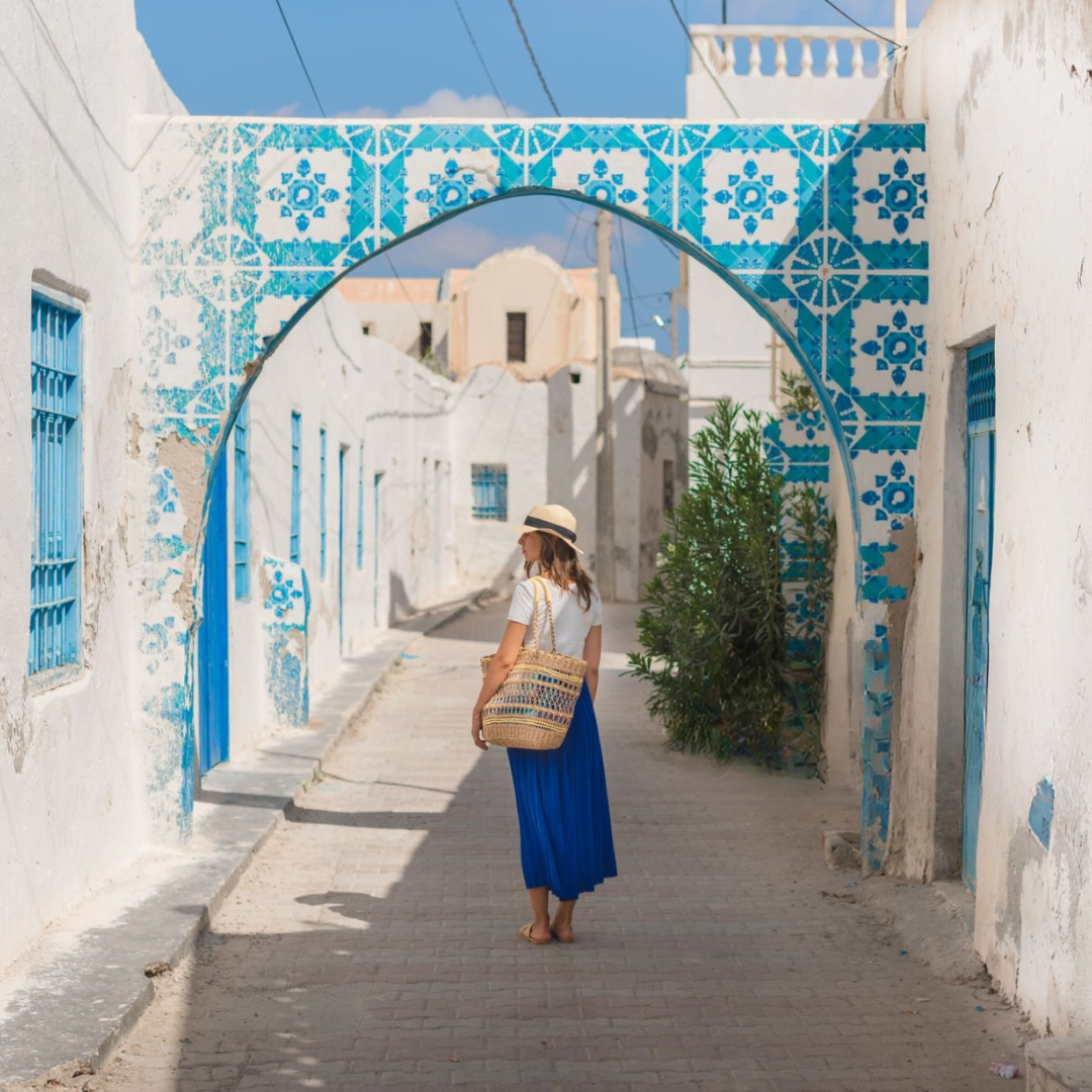 Villa à Djerba avec piscine, jardin, vues imprenables, et activités en plein air, incluant équitation, quad, dromadaire et calèche. Idéale pour des vacances en famille ou entre amis, offrant confort et luxe dans un cadre méditerranéen authentique.