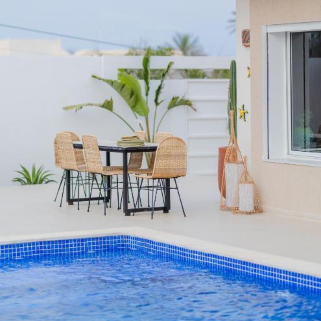 Villa à Djerba avec piscine, jardin, vues imprenables, et activités en plein air, incluant équitation, quad, dromadaire et calèche. Idéale pour des vacances en famille ou entre amis, offrant confort et luxe dans un cadre méditerranéen authentique.