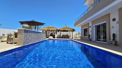 Villa à Djerba avec piscine, jardin, vues imprenables, et activités en plein air, incluant équitation, quad, dromadaire et calèche. Idéale pour des vacances en famille ou entre amis, offrant confort et luxe dans un cadre méditerranéen authentique.