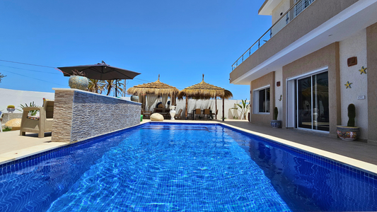 Villa à Djerba avec piscine, jardin, vues imprenables, et activités en plein air, incluant équitation, quad, dromadaire et calèche. Idéale pour des vacances en famille ou entre amis, offrant confort et luxe dans un cadre méditerranéen authentique.