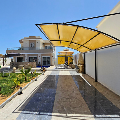 Villa à Djerba avec piscine, jardin, vues imprenables, et activités en plein air, incluant équitation, quad, dromadaire et calèche. Idéale pour des vacances en famille ou entre amis, offrant confort et luxe dans un cadre méditerranéen authentique.