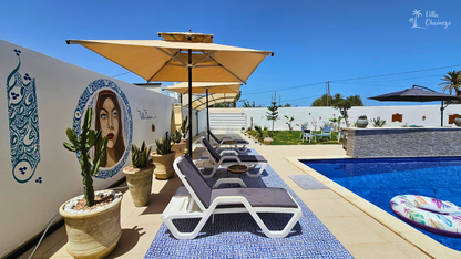 Villa à Djerba avec piscine, jardin, vues imprenables, et activités en plein air, incluant équitation, quad, dromadaire et calèche. Idéale pour des vacances en famille ou entre amis, offrant confort et luxe dans un cadre méditerranéen authentique.