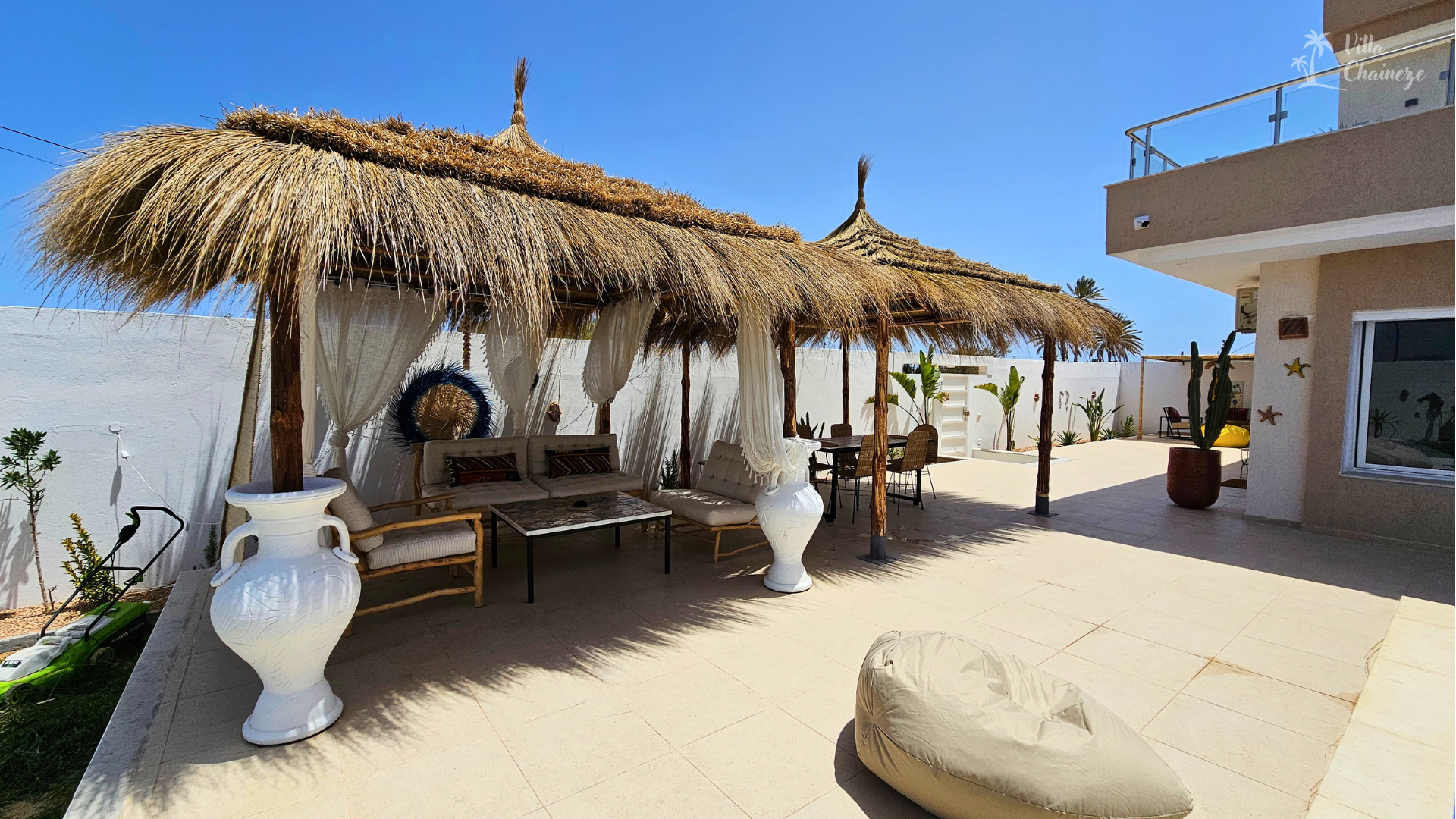 Villa à Djerba avec piscine, jardin, vues imprenables, et activités en plein air, incluant équitation, quad, dromadaire et calèche. Idéale pour des vacances en famille ou entre amis, offrant confort et luxe dans un cadre méditerranéen authentique.
