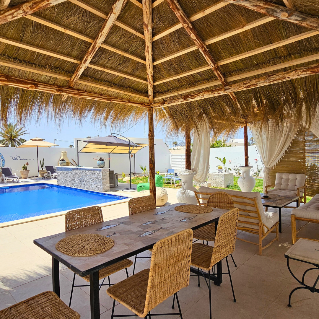Villa à Djerba avec piscine, jardin, vues imprenables, et activités en plein air, incluant équitation, quad, dromadaire et calèche. Idéale pour des vacances en famille ou entre amis, offrant confort et luxe dans un cadre méditerranéen authentique.