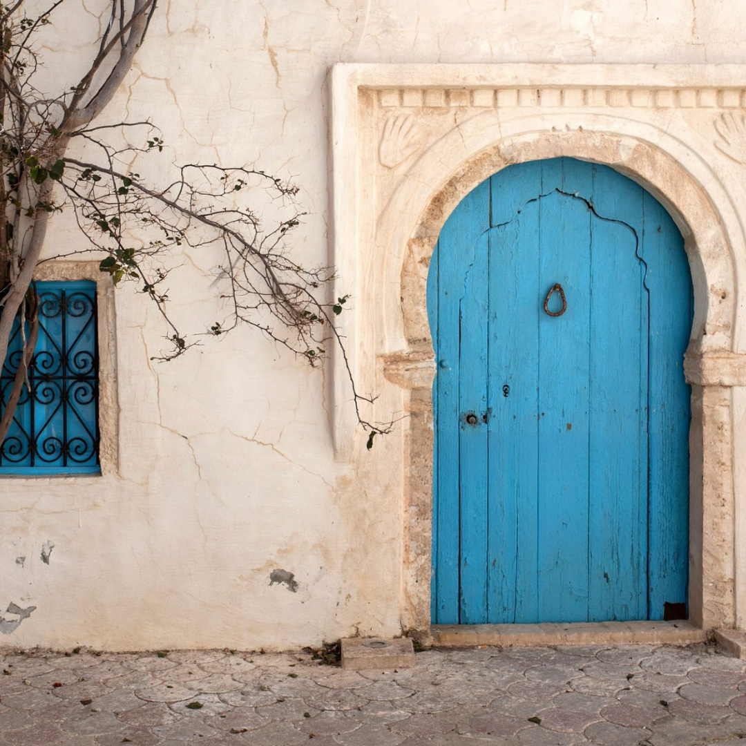 Villa à Djerba avec piscine, jardin, vues imprenables, et activités en plein air, incluant équitation, quad, dromadaire et calèche. Idéale pour des vacances en famille ou entre amis, offrant confort et luxe dans un cadre méditerranéen authentique.