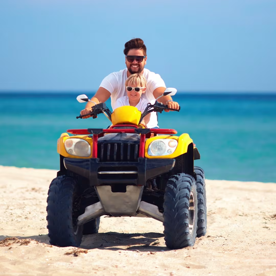Villa à Djerba avec piscine, jardin, vues imprenables, et activités en plein air, incluant équitation, quad, dromadaire et calèche. Idéale pour des vacances en famille ou entre amis, offrant confort et luxe dans un cadre méditerranéen authentique.